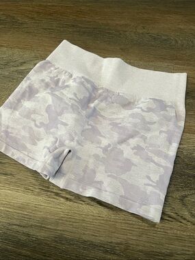 (17) NWOT Seamless Lilac Camo High-Waist Bike Shorts